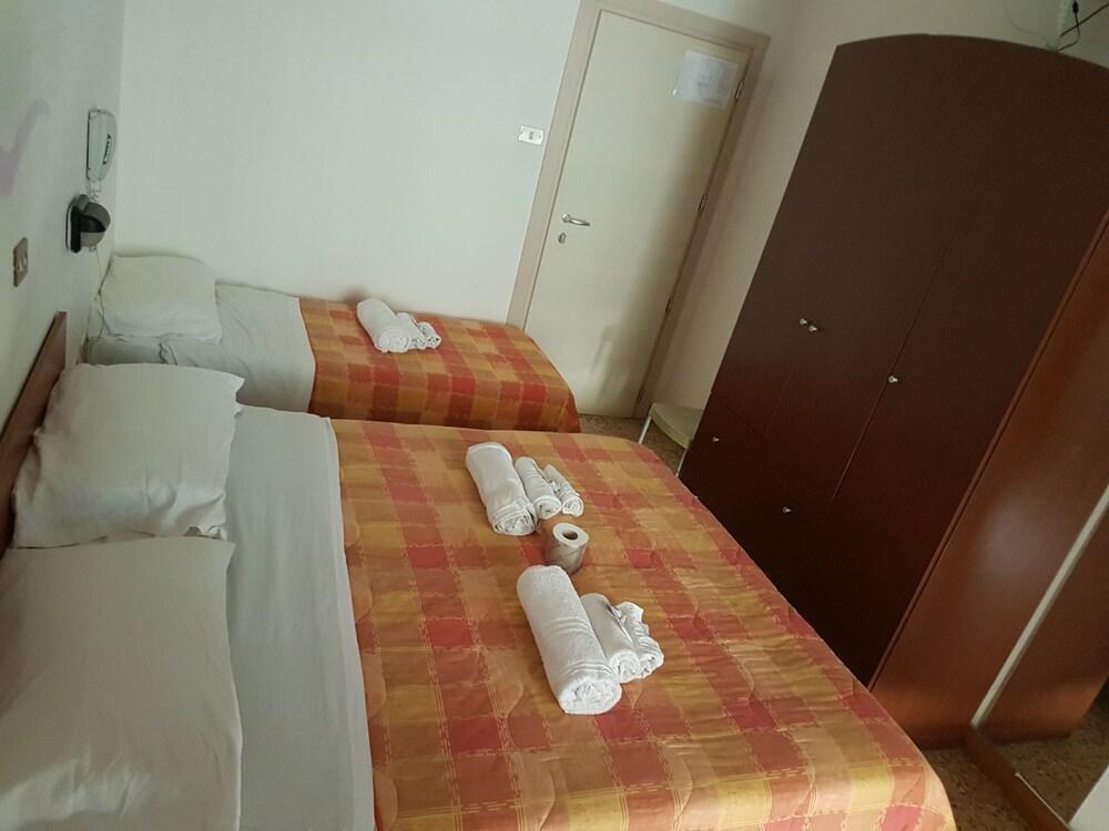 Hotel Criss Rimini Bagian luar foto