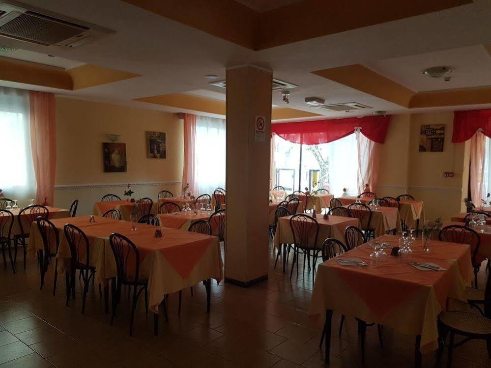 Hotel Criss Rimini Bagian luar foto