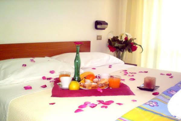 Hotel Criss Rimini Bagian luar foto